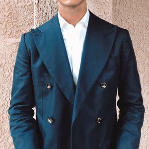 I’m selling this suit supply suit size 36r